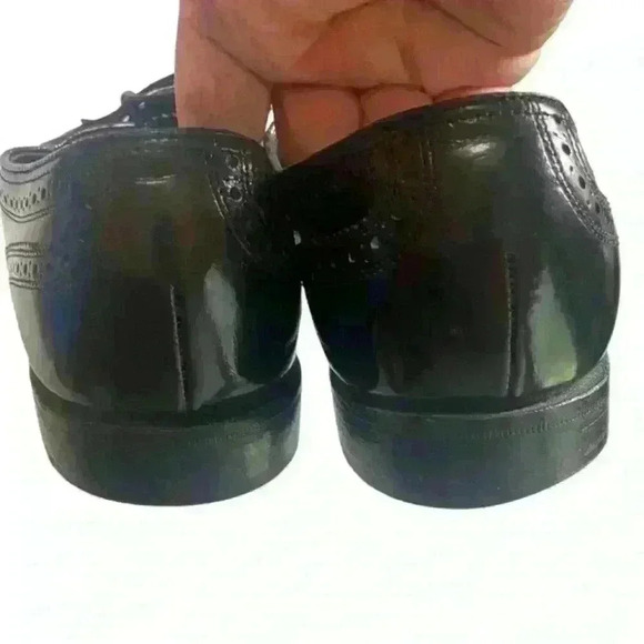 Florsheim Men's Black Dress shoes size 10. Wingtip Style. - Picture 5 of 8